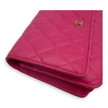 CC Wallet On Chain Pink in Lambskin, Gold hardware