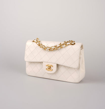 Chanel Medium Vintage White Classic Double Flap Bag in Lambskin with gold hardware