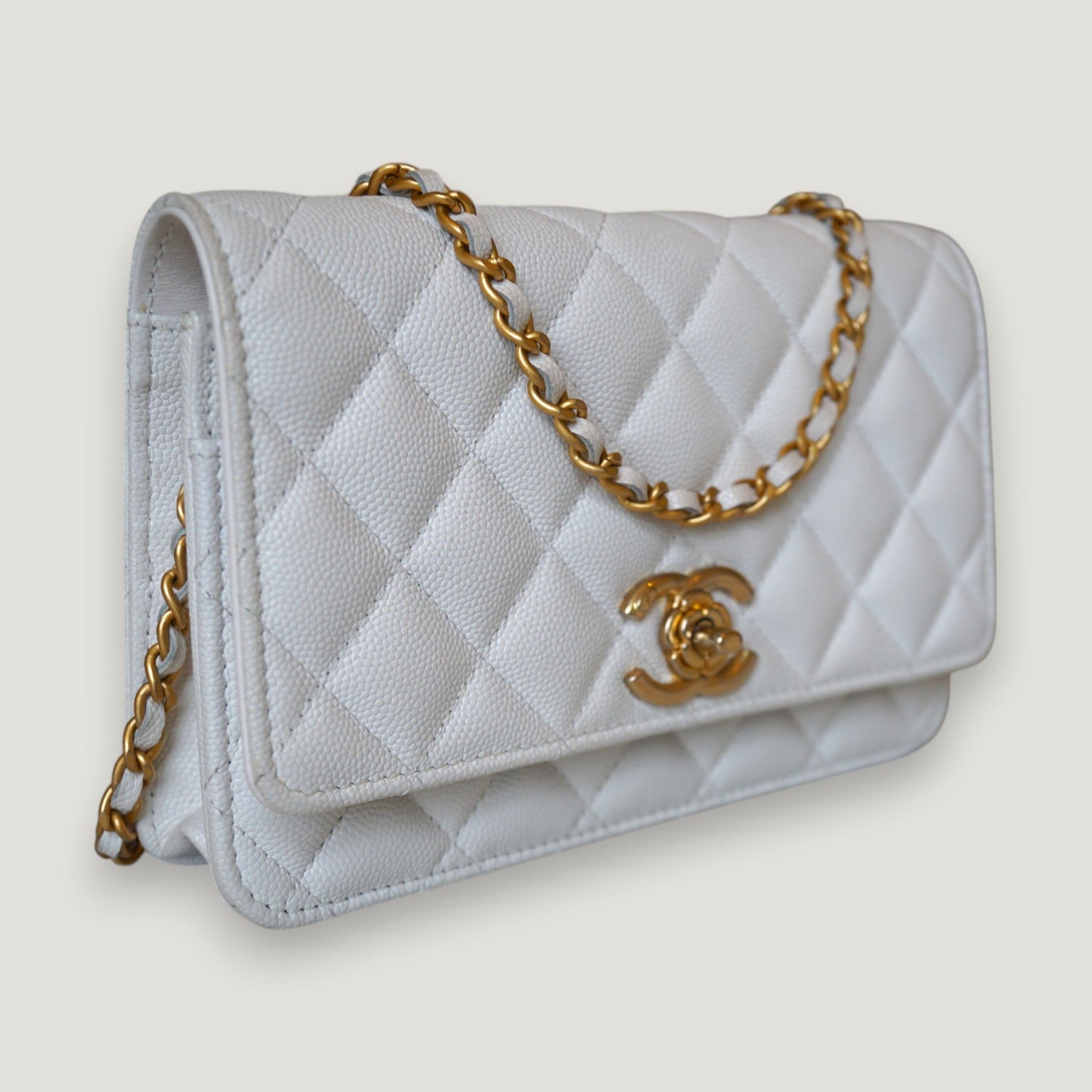 CHANEL WALLET ON CHAIN | CAMELLIA