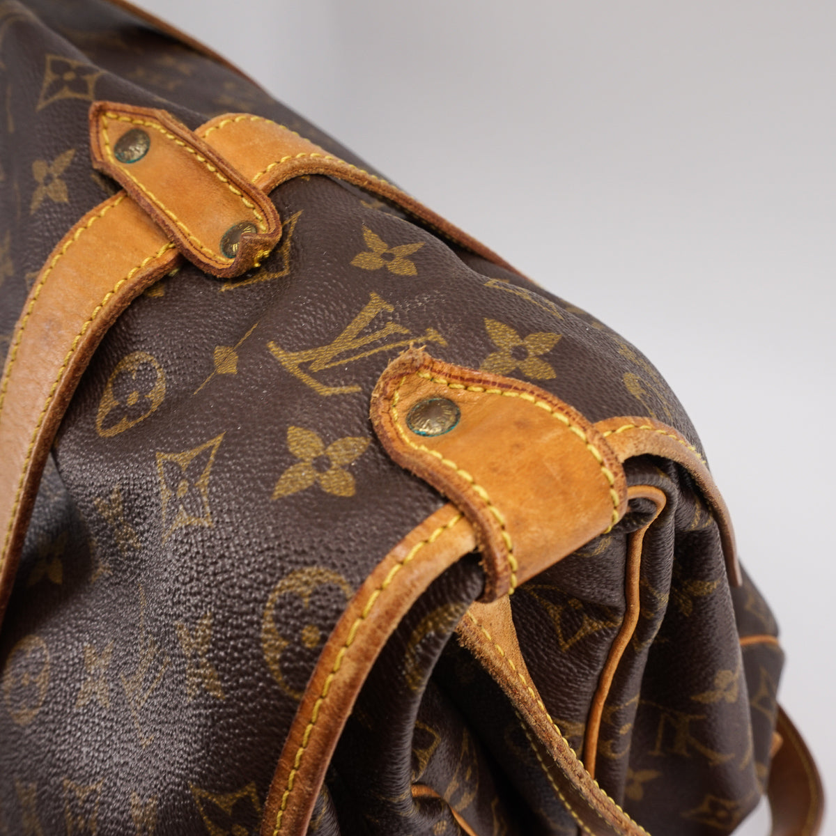 Louis-Vuitton Vintage Monogram Saumur 43