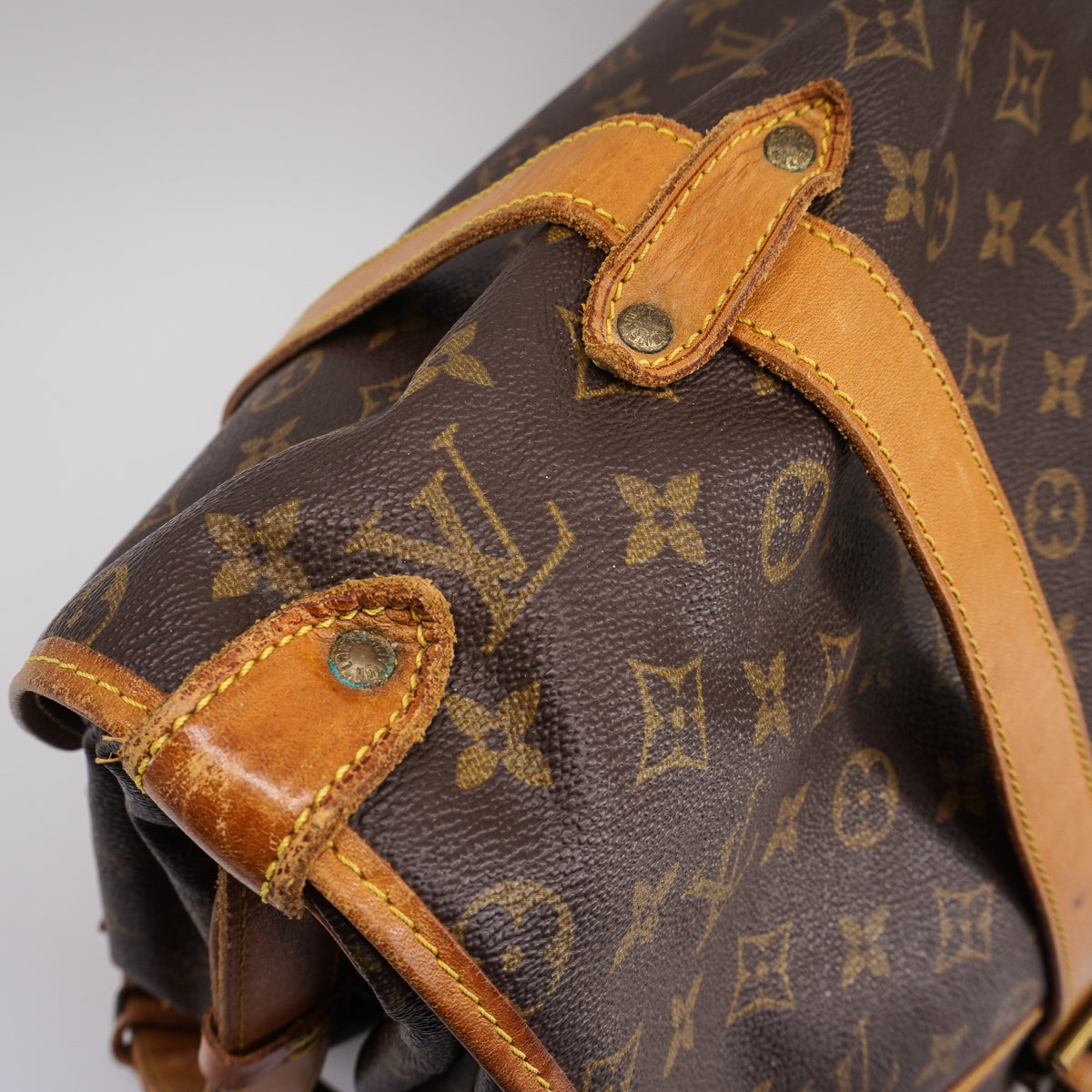 Louis-Vuitton Vintage Monogram Saumur 43