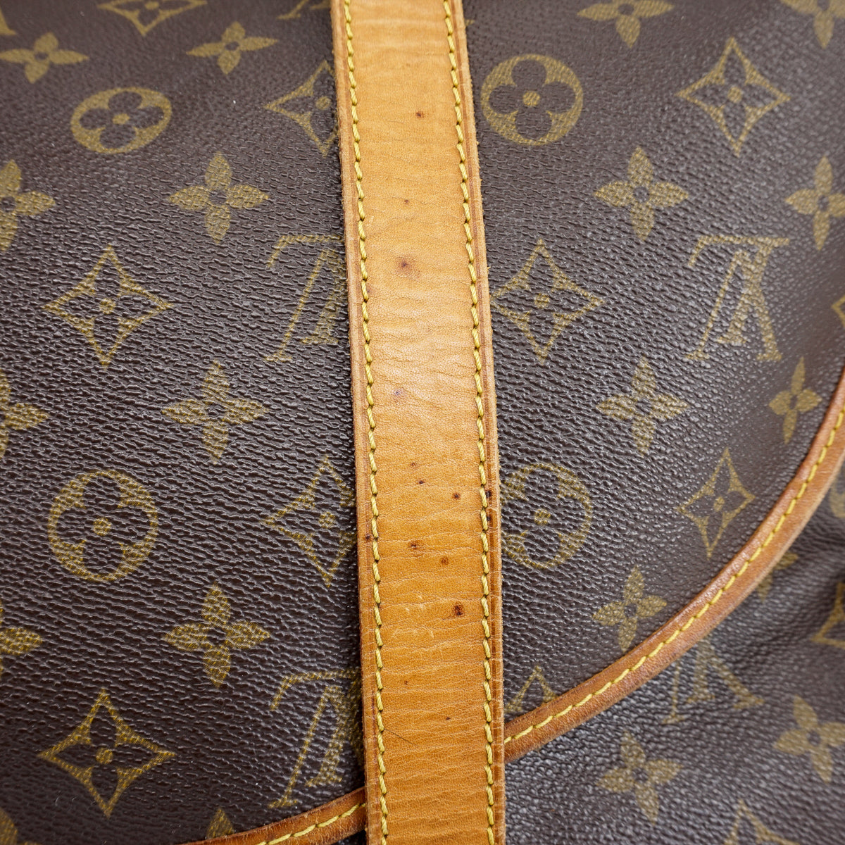 Louis-Vuitton Vintage Monogram Saumur 43