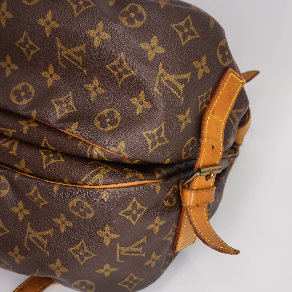 Louis-Vuitton Vintage Monogram Saumur 43