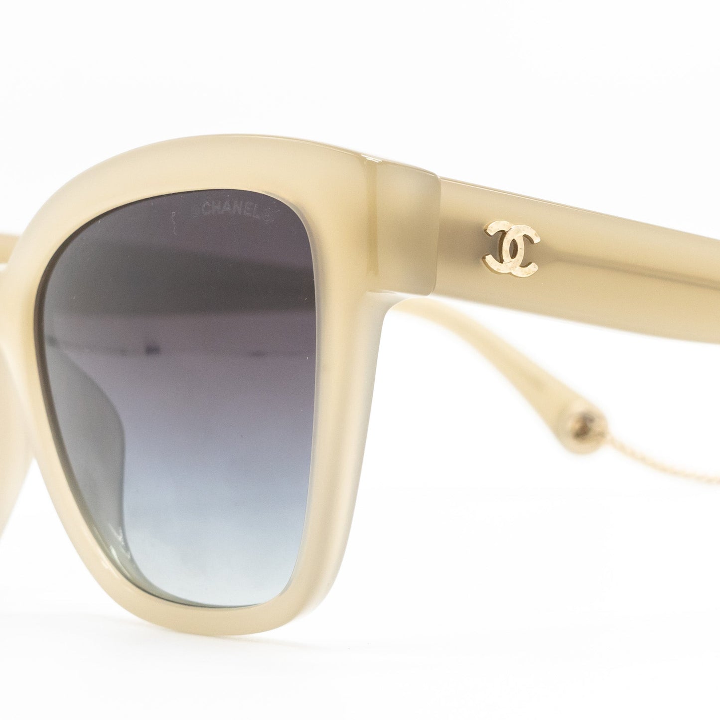 Chanel Sunglasses With Pearl Chain Multicolour