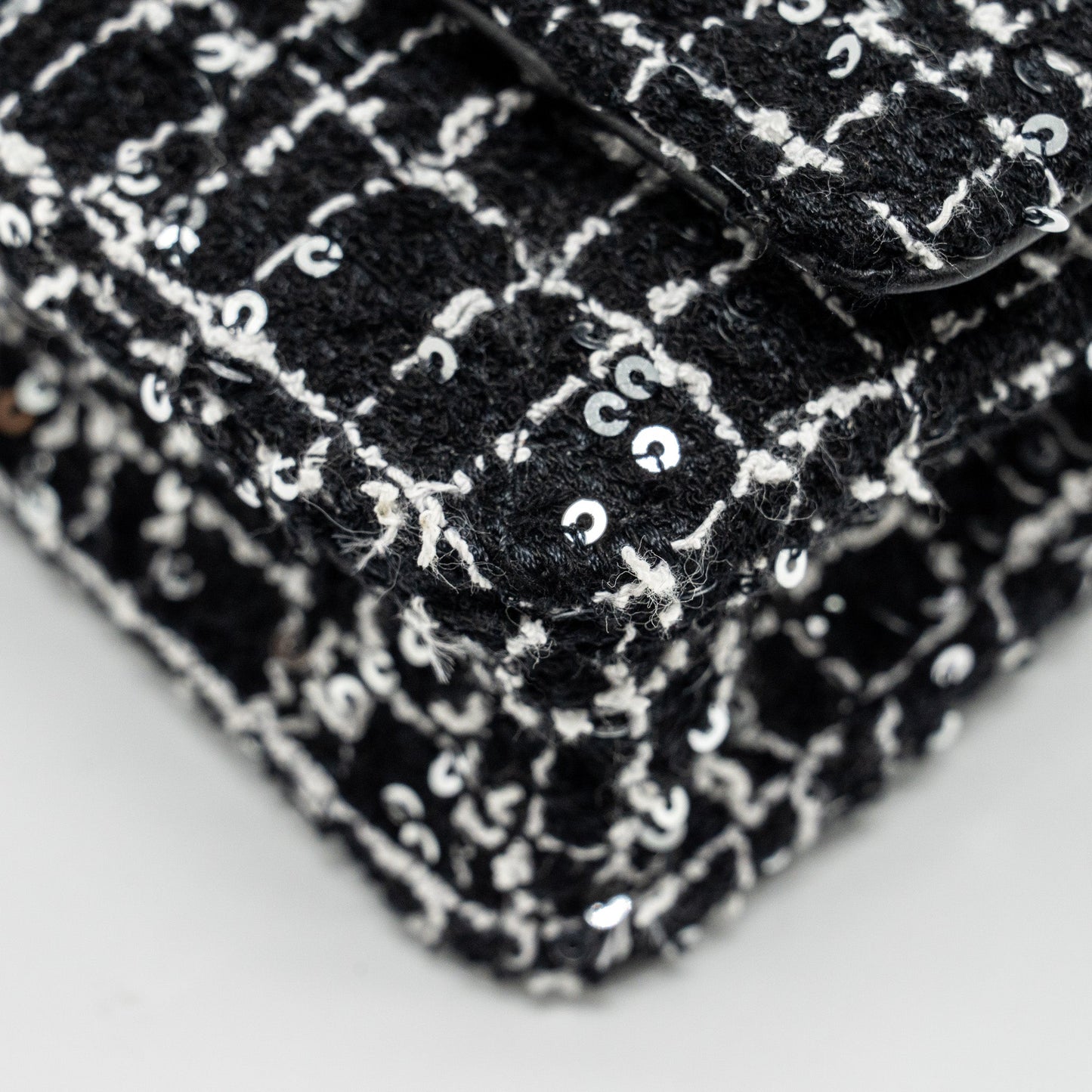 Chanel 24p Detail Chains Wallet On Chain Tweed/Sequins Black/White LGHW (Microchip)