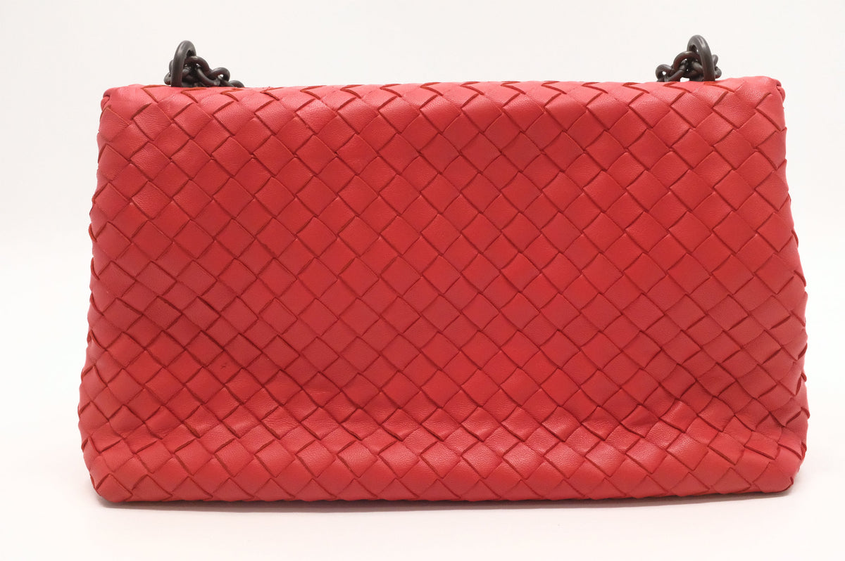 Bottega Veneta Shoulder Bag in Red Intrecciato Leather