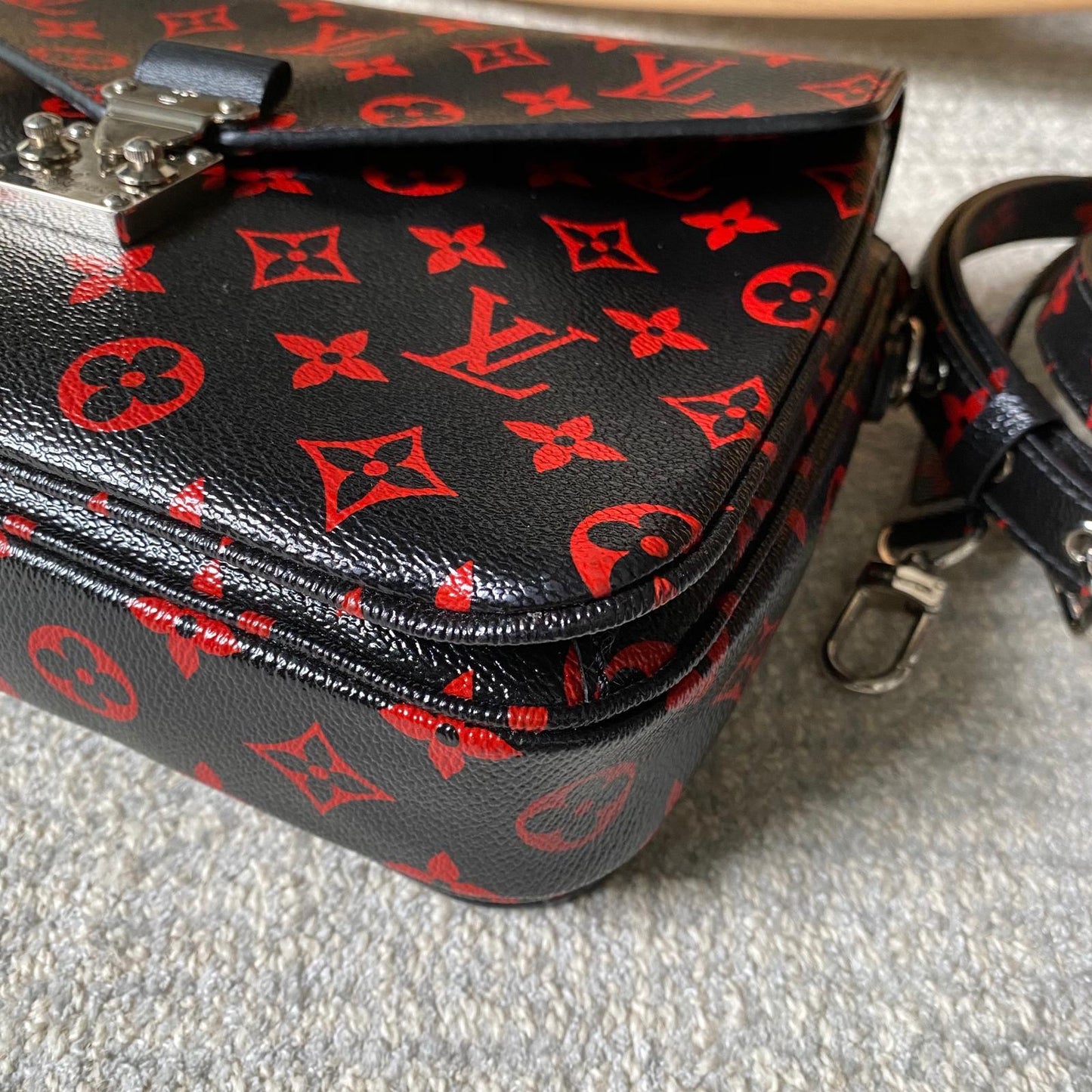 Louis-Vuitton Monogram Infrarouge Pochette Metis