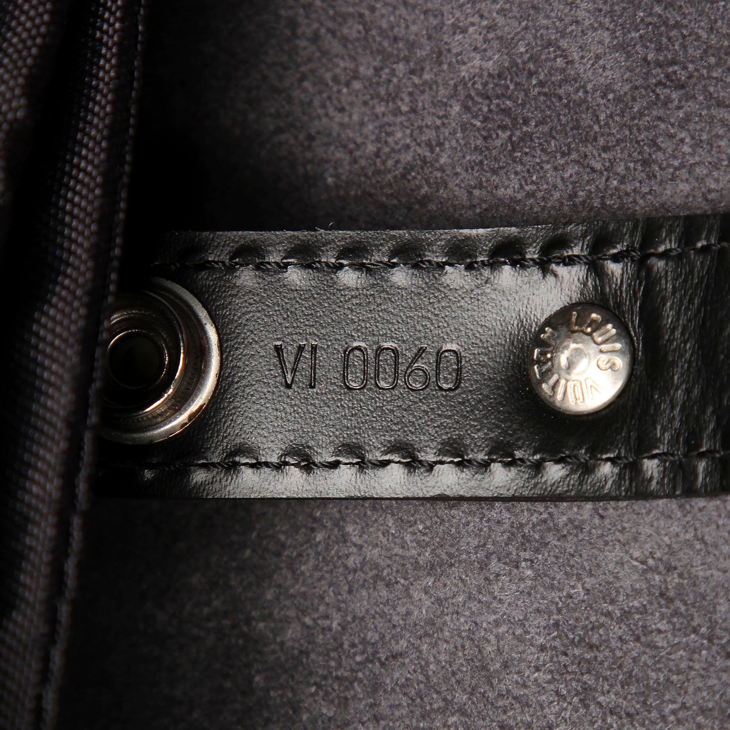 Louis-Vuitton Taiga Helanga 1 Poche Gray