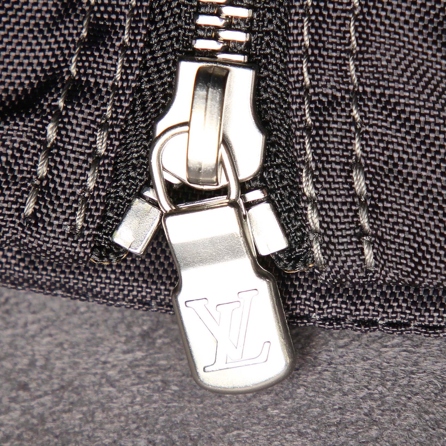 Louis-Vuitton Taiga Helanga 1 Poche Gray