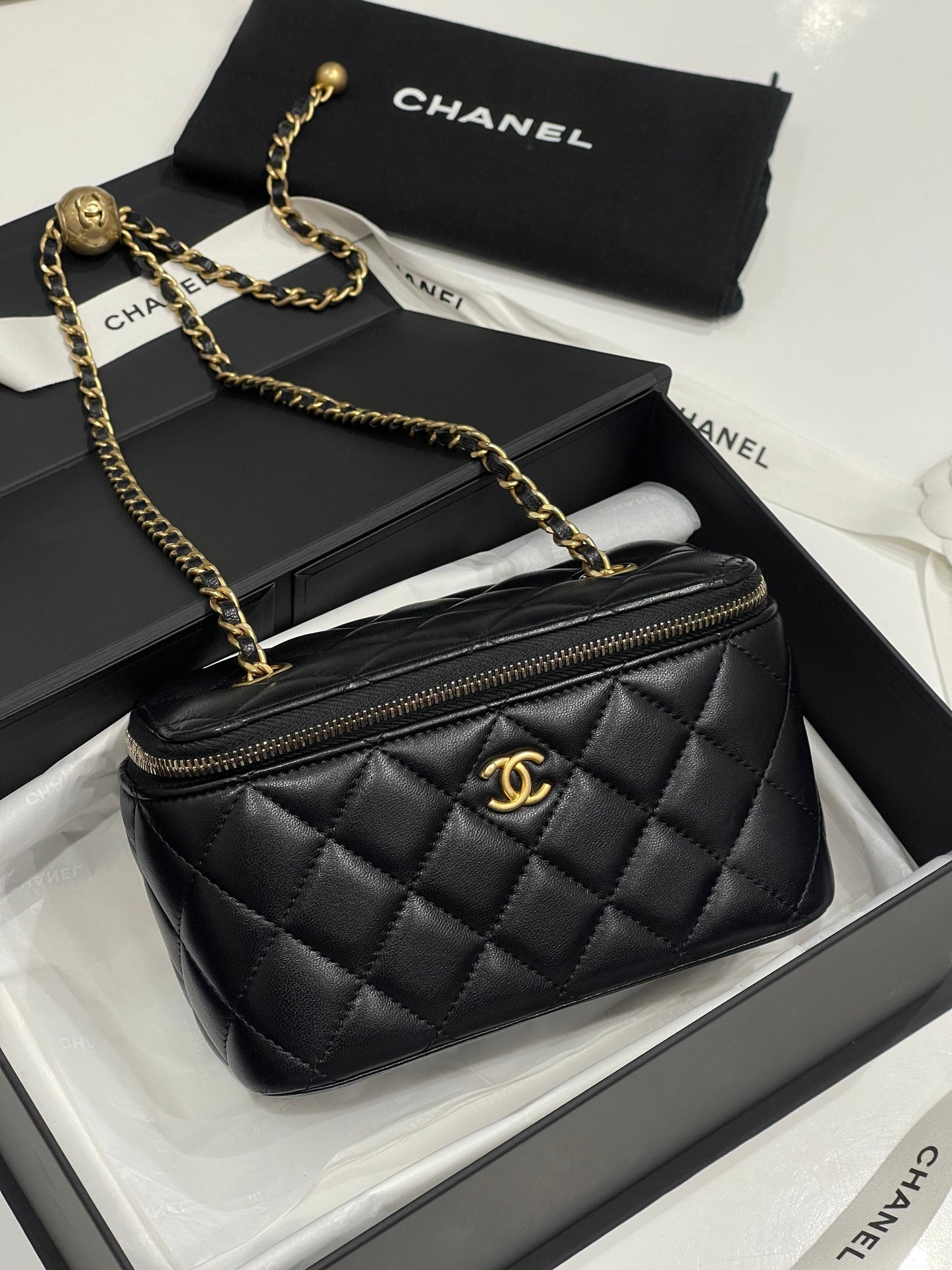 Chanel - sac vanity en cuir noir chaîne rétractable