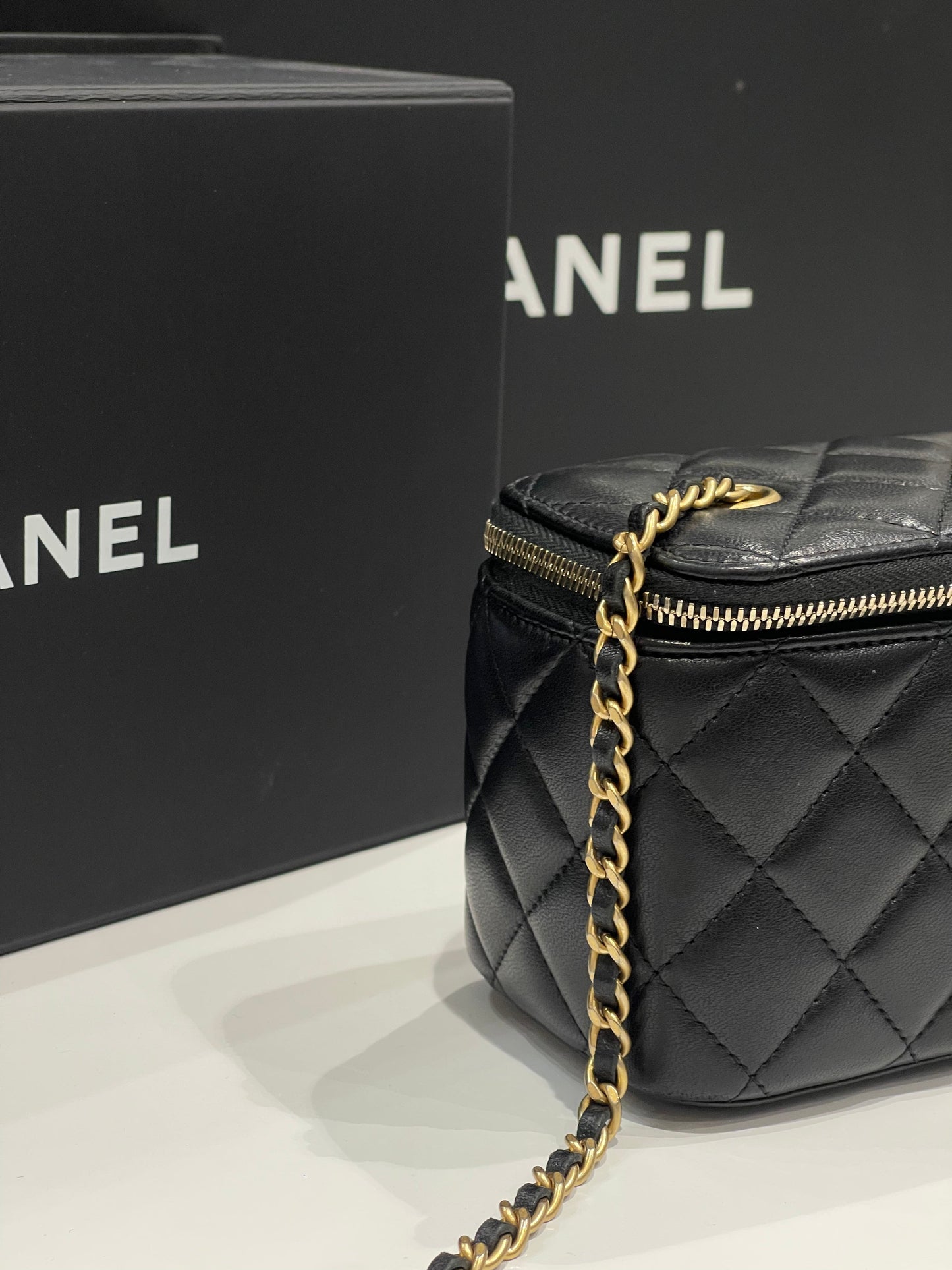 Chanel - sac vanity en cuir noir chaîne rétractable
