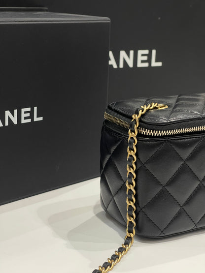 Chanel - sac vanity en cuir noir chaîne rétractable