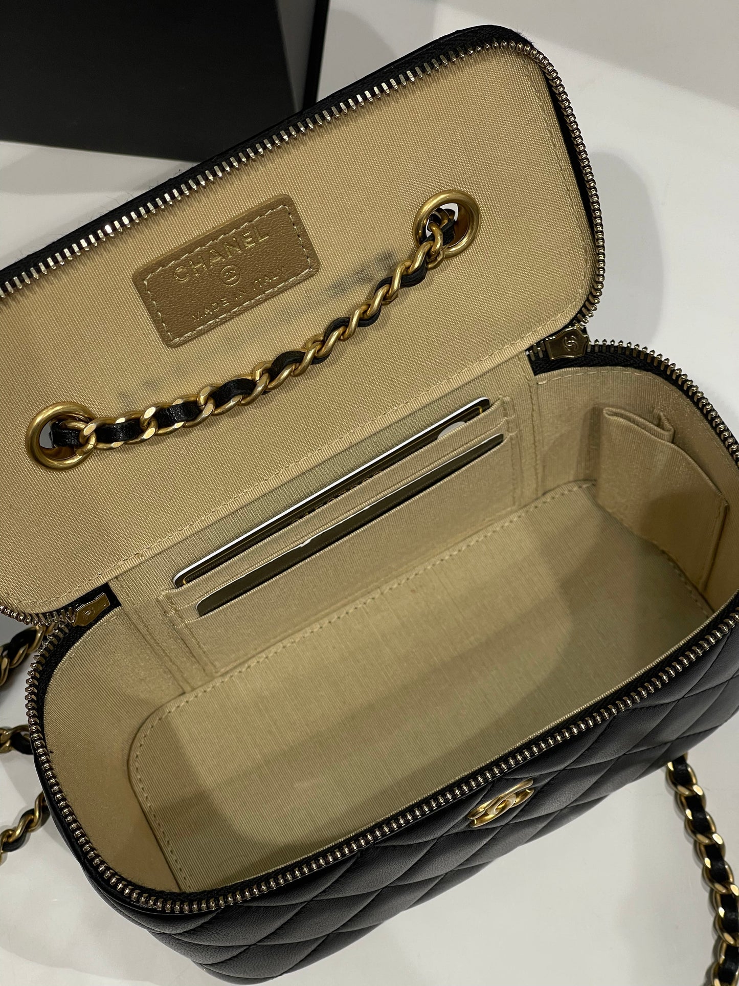 Chanel - sac vanity en cuir noir chaîne rétractable