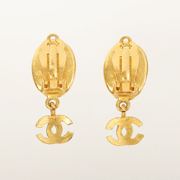 Chanel 1995 Made Oval Shell Cc Mark Earrings