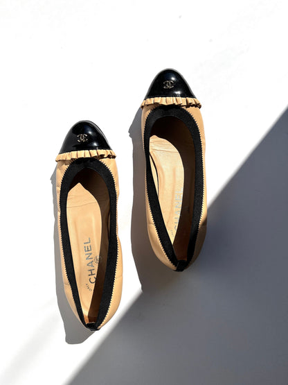CHANEL Bicolor CC Logo Beige Black Ruffle Ballerina Leather Flats 37.5 7