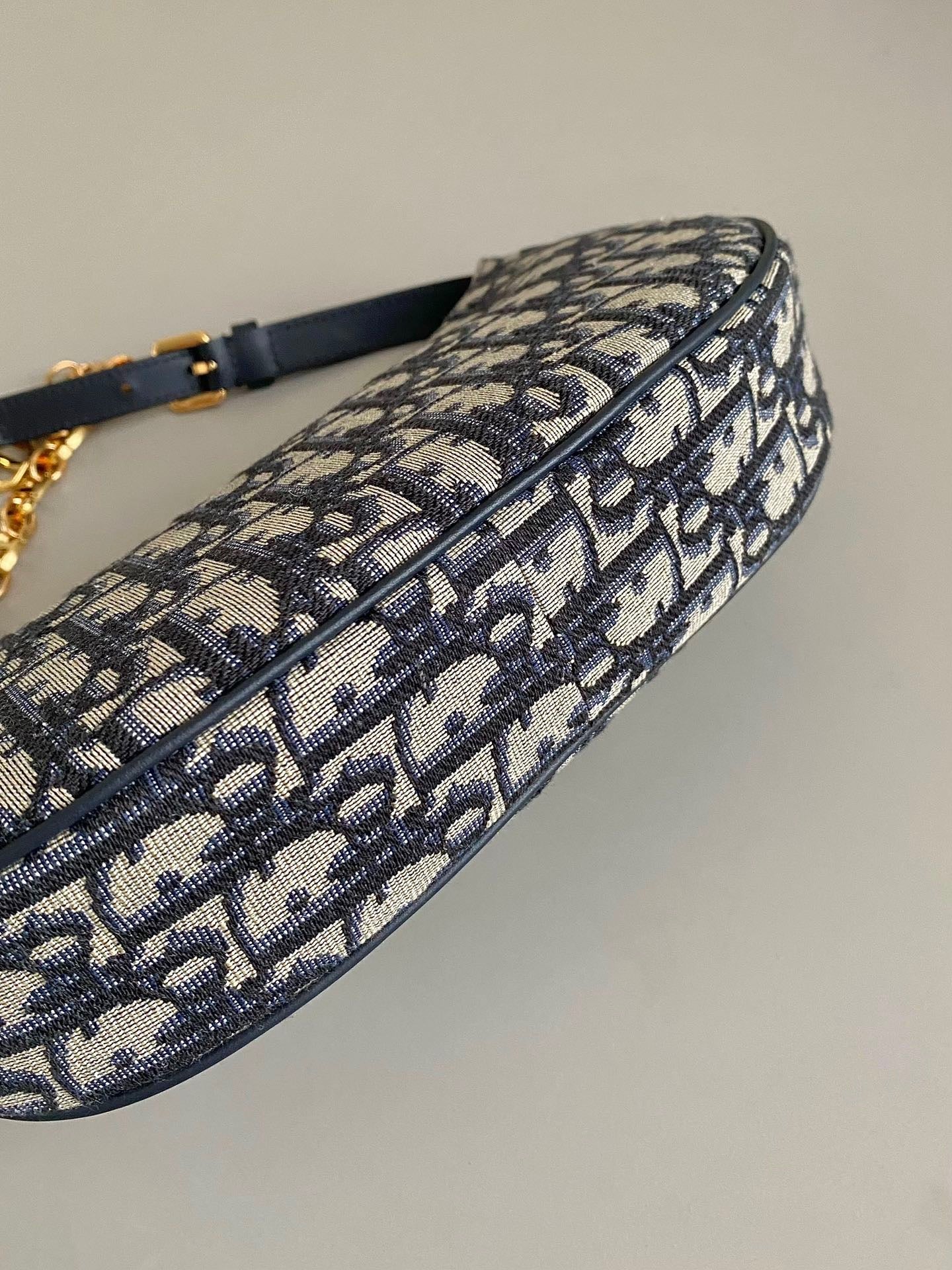 DR291 CD Lounge Bag / HIGHEST QUALITY VERSION / 10 x 6 x 2 inches