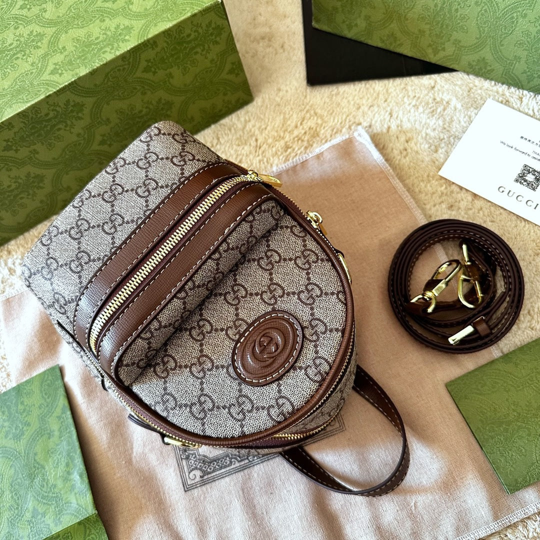 GC476 Multi-function bag with Interlocking G / 5.9"W x 7.5"H x 3.1"D