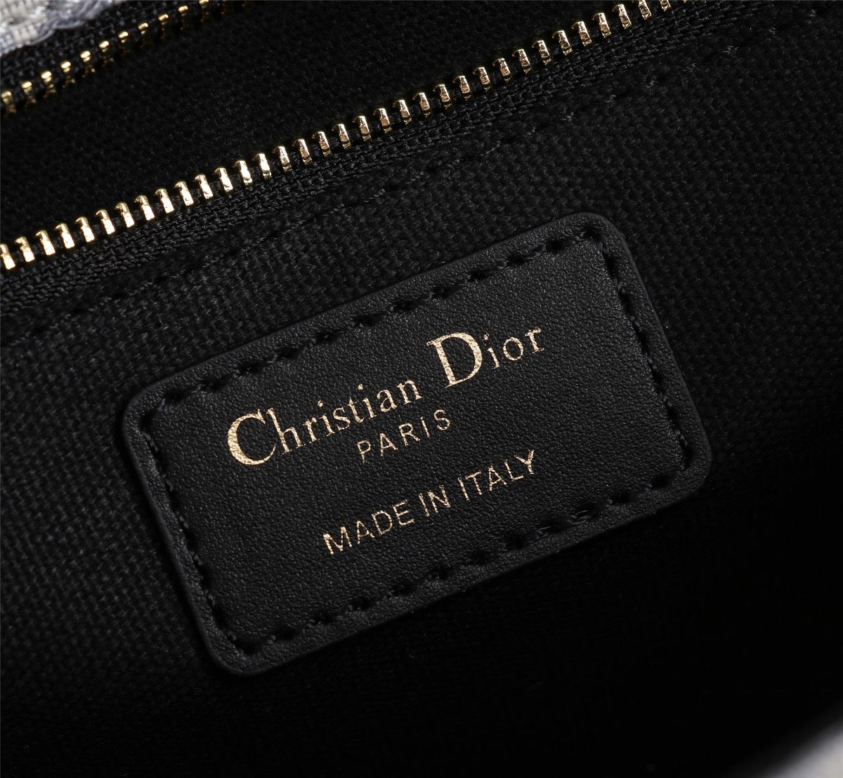 DR277 30 Montaigne Bag / 9.5 x 6.5 x 3 inches