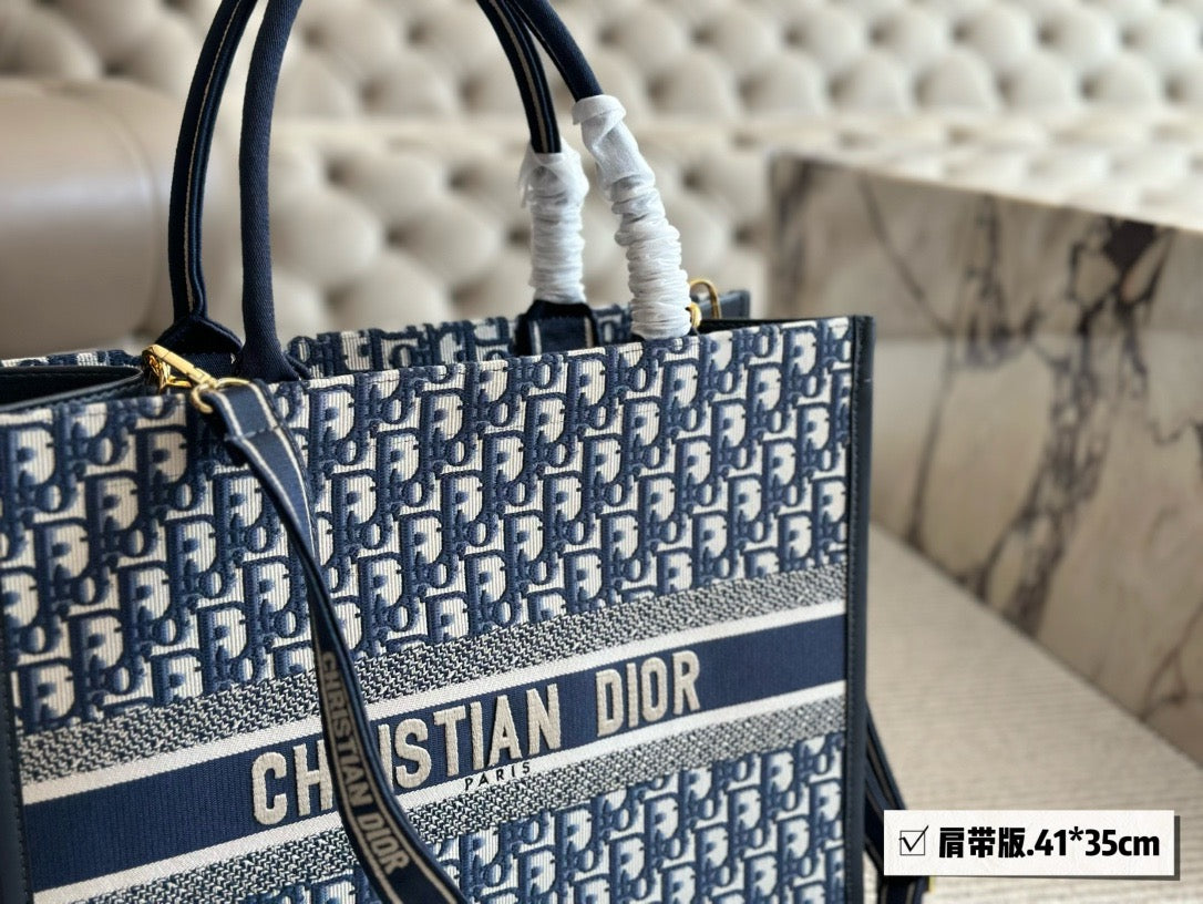 DR369 Medium/Large Dior Book Tote