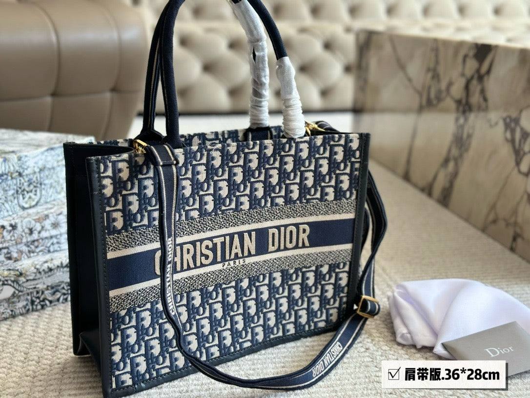 DR369 Medium/Large Dior Book Tote