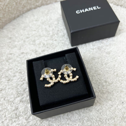 Chanel 22P Medium CC Logo Earrings with Pearls in LGHW (Model: AB7879)