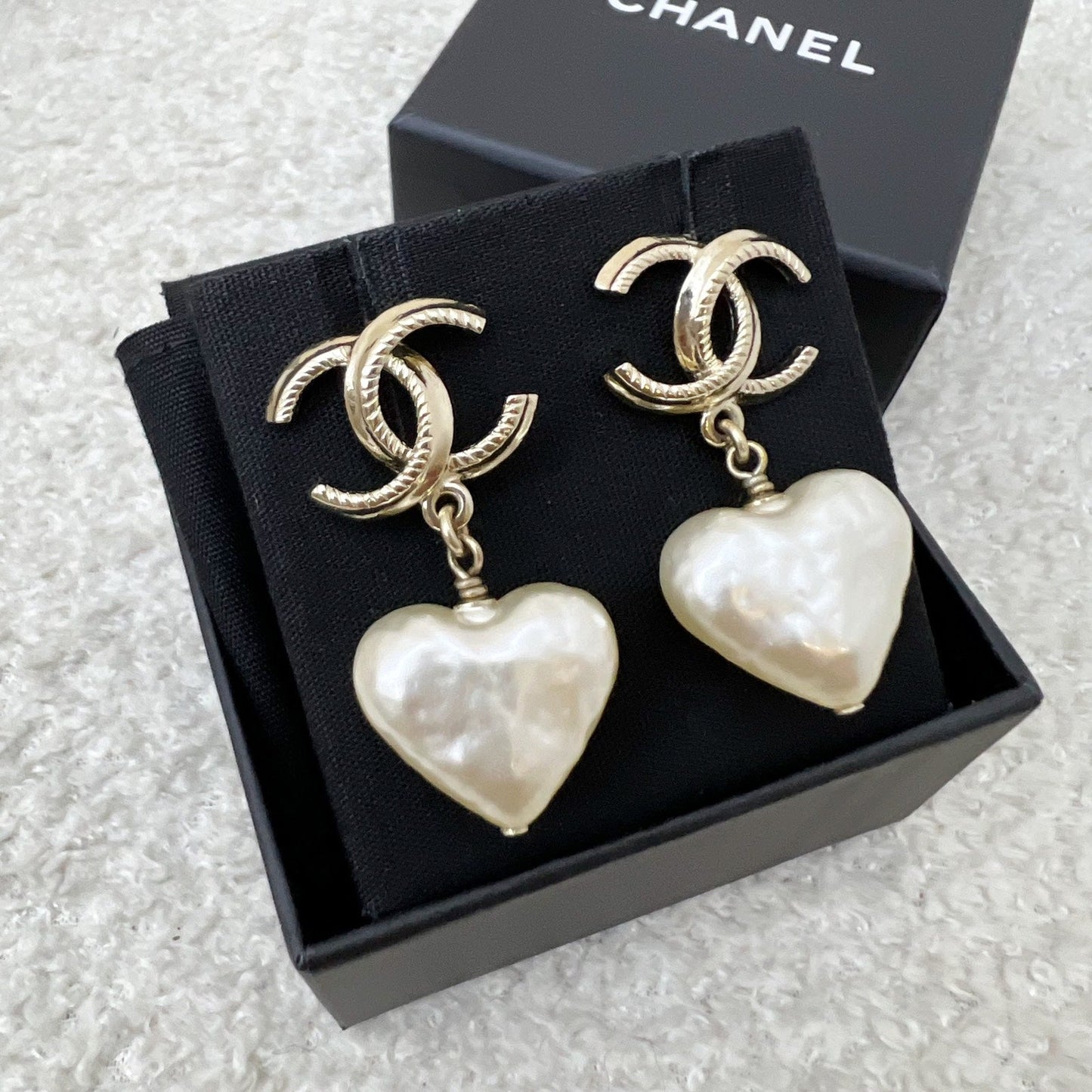 Chanel 22C CC Logo with Heart Pearl Dangling Earring in LGHW (Model: AB7529)