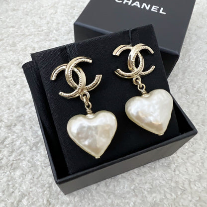Chanel 22C CC Logo with Heart Pearl Dangling Earring in LGHW (Model: AB7529)
