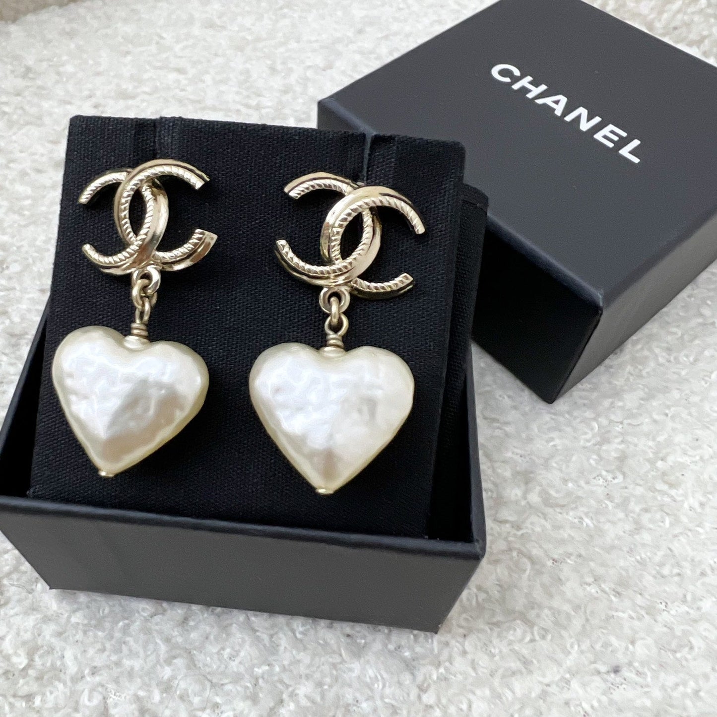 Chanel 22C CC Logo with Heart Pearl Dangling Earring in LGHW (Model: AB7529)