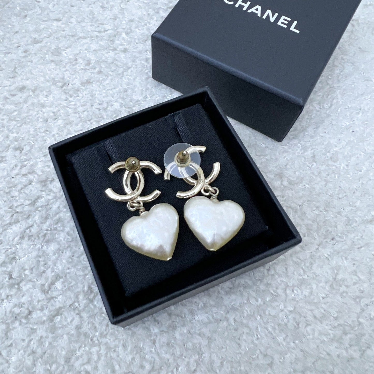 Chanel 22C CC Logo with Heart Pearl Dangling Earring in LGHW (Model: AB7529)