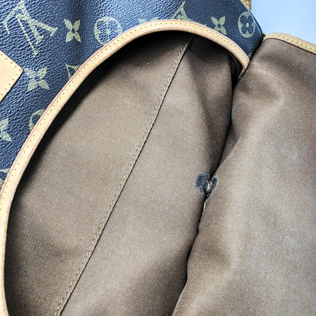 Louis-Vuitton Vintage Monogram Saumur 35 Monogram Cross Body Bag