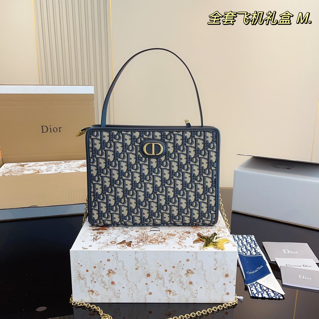 DR262 30 Montaigne Pouch / 10 x 8 x 2.5 inches