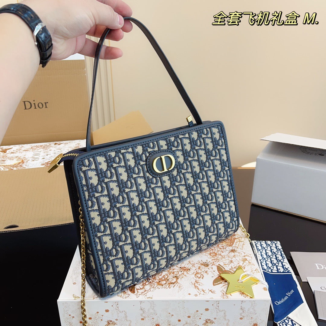 DR262 30 Montaigne Pouch / 10 x 8 x 2.5 inches