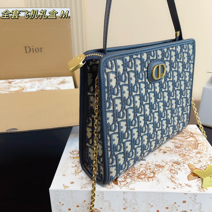 DR262 30 Montaigne Pouch / 10 x 8 x 2.5 inches