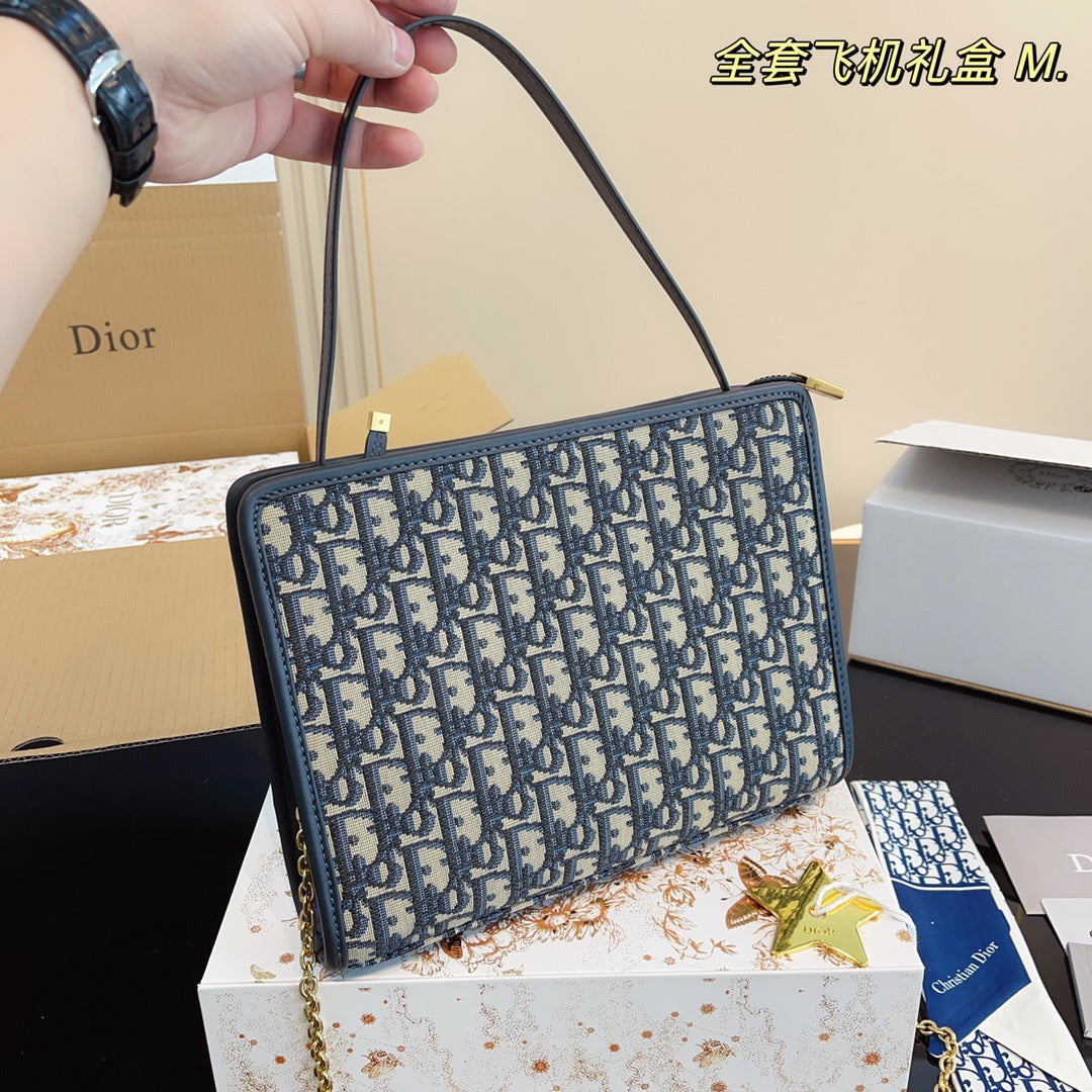 DR262 30 Montaigne Pouch / 10 x 8 x 2.5 inches
