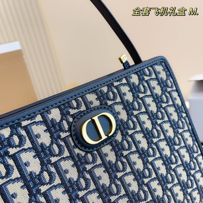 DR262 30 Montaigne Pouch / 10 x 8 x 2.5 inches