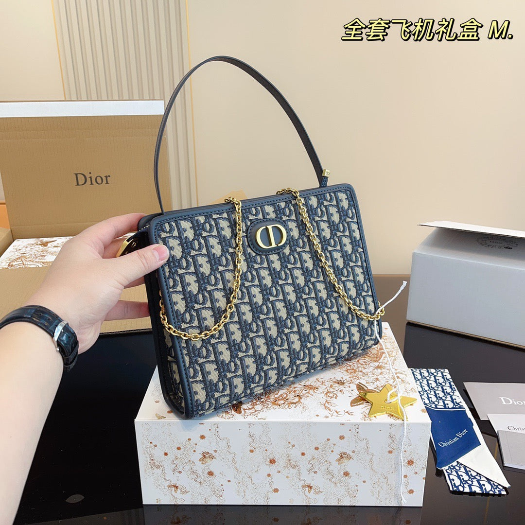 DR262 30 Montaigne Pouch / 10 x 8 x 2.5 inches