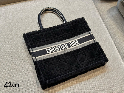 DR339 Medium/Large Dior Book Tote