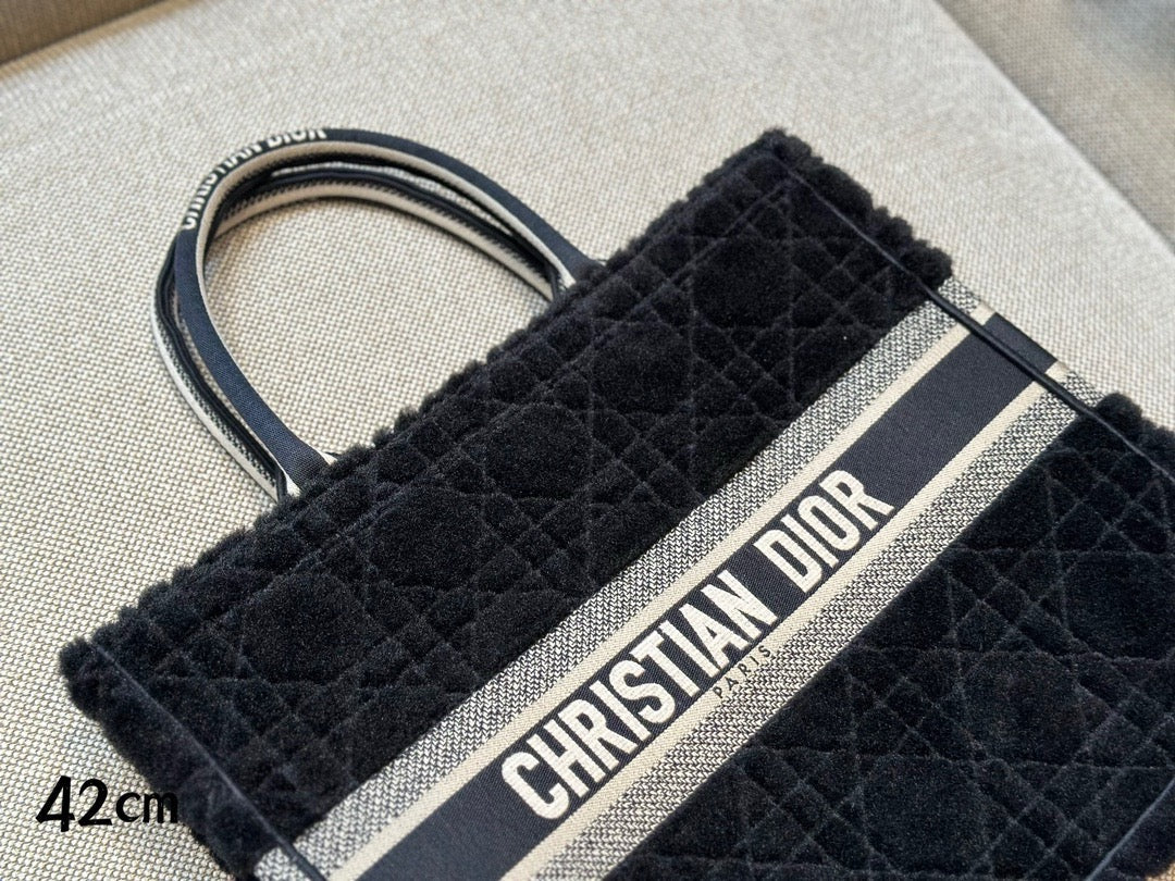DR339 Medium/Large Dior Book Tote