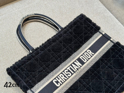 DR339 Medium/Large Dior Book Tote