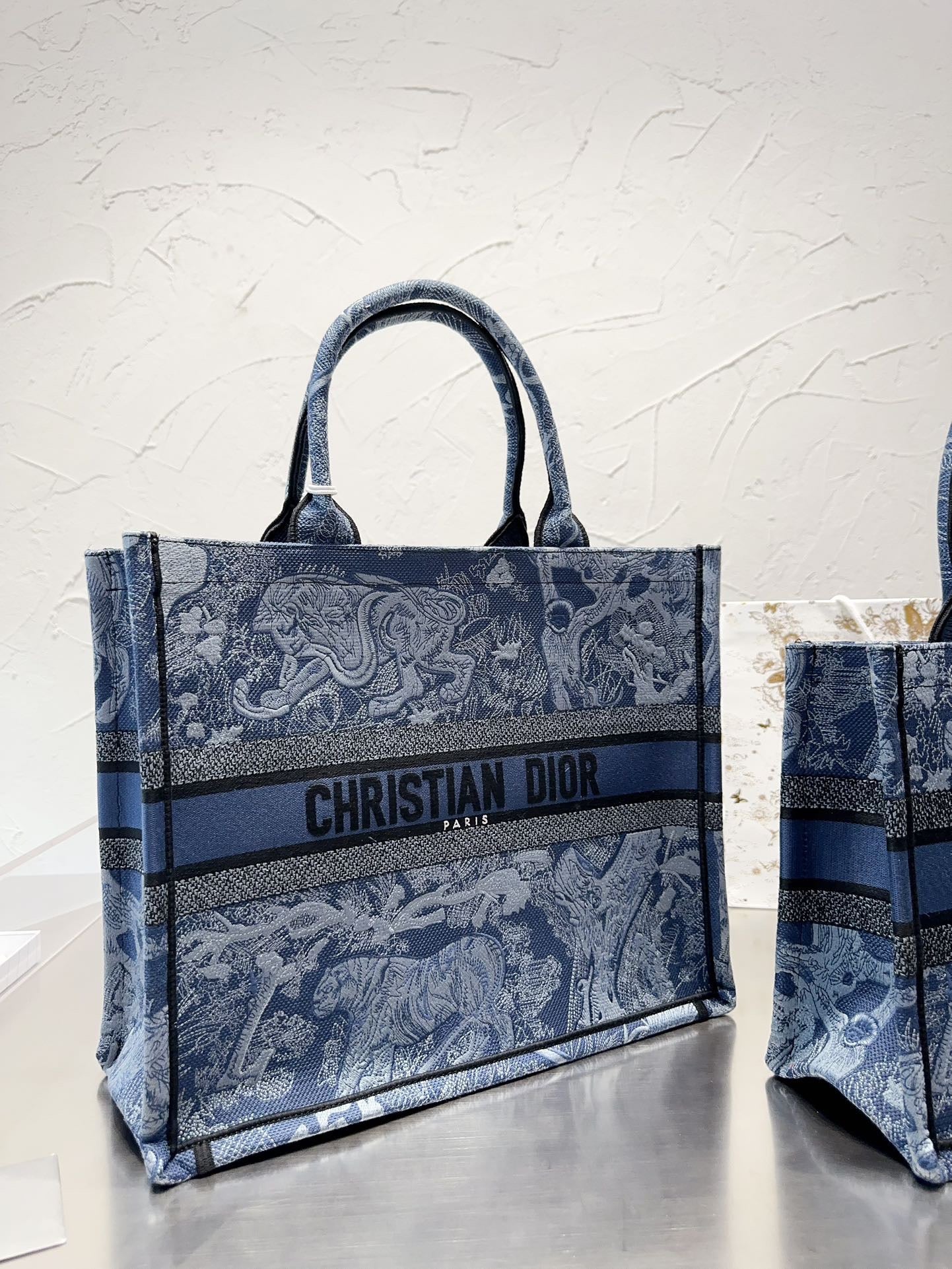 DR324 Medium/Large Dior Book Tote