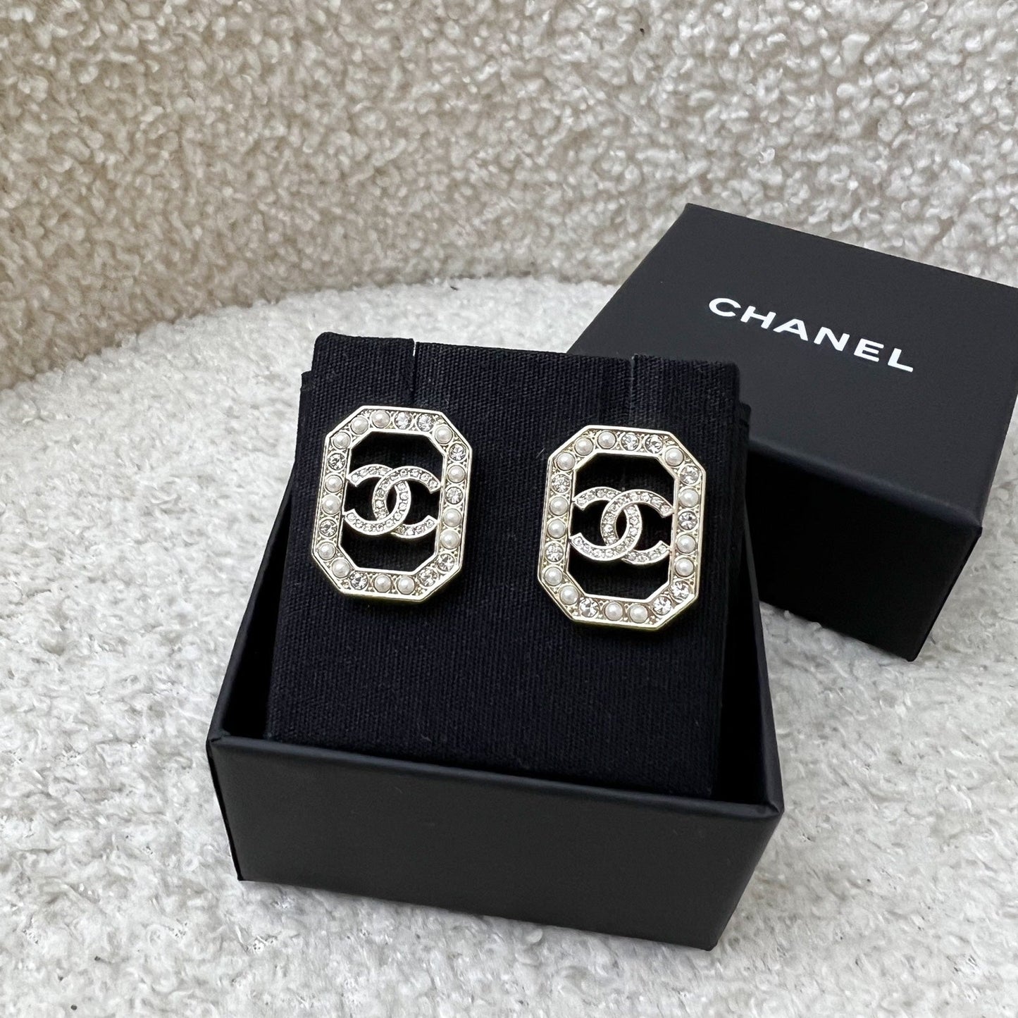 Chanel Crystal Pearl CC Geometric Earring (Model: ABB769)