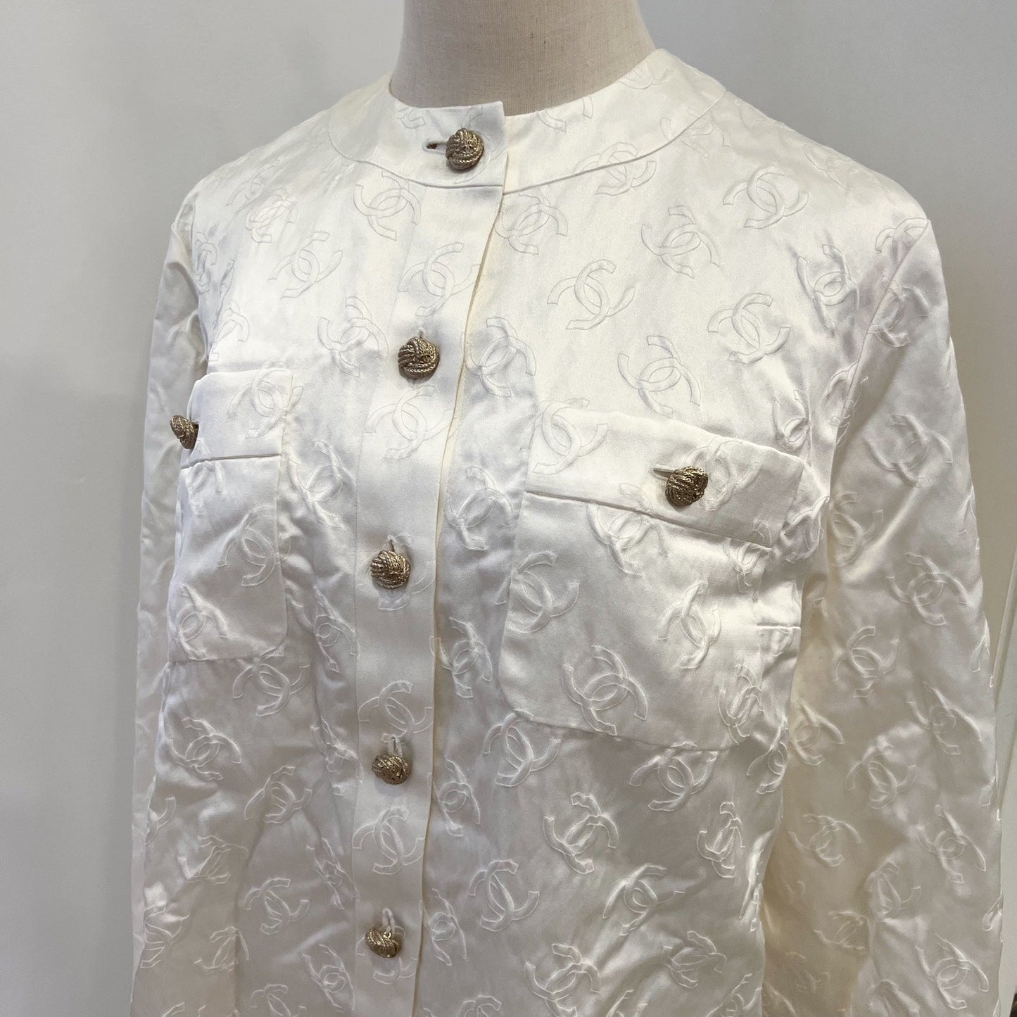 Chanel 25A Runway Embossed CC Logo Long Sleeved Blouse in Ecru Cotton and Silk (Model: P79802)