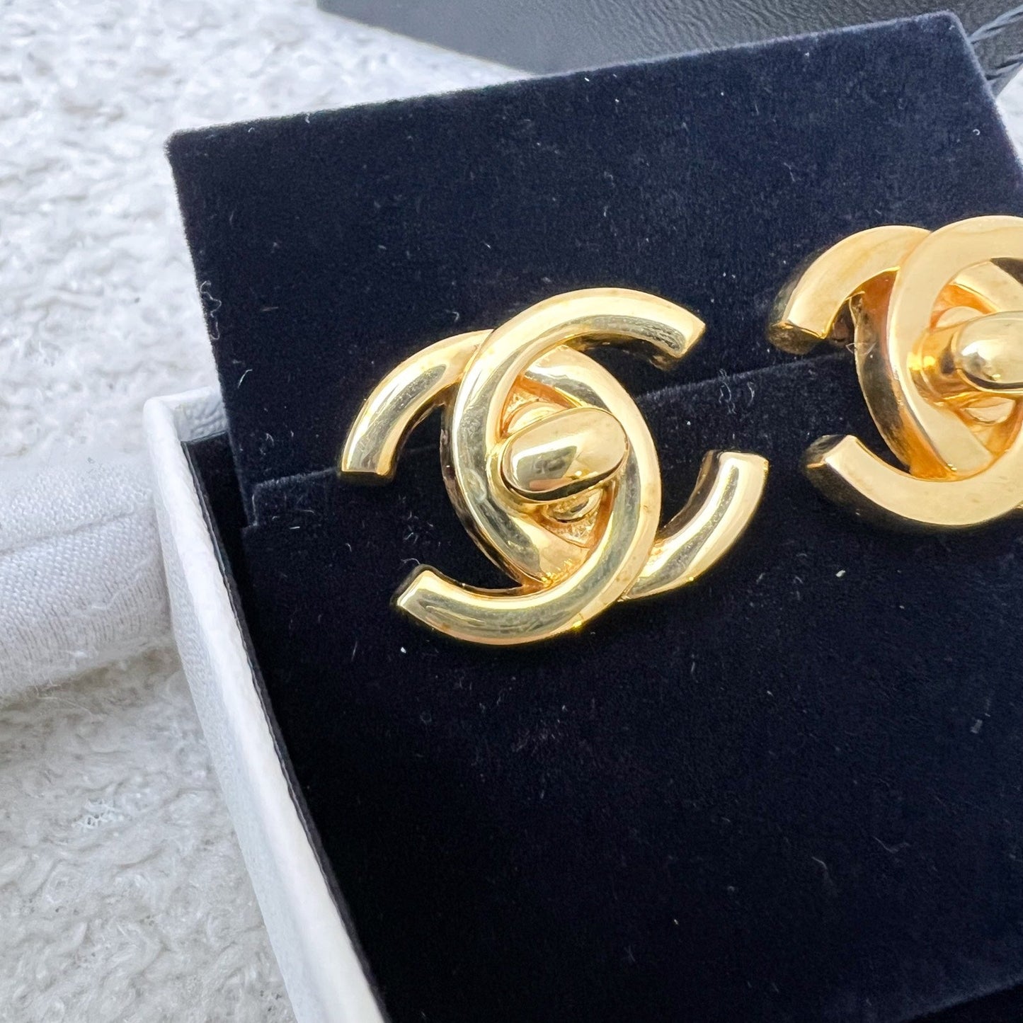 Chanel Vintage Medium CC Turnlock Clip On Earrings in GHW