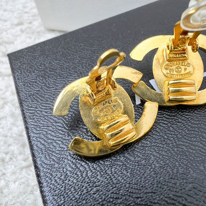 Chanel Vintage Medium CC Turnlock Clip On Earrings in GHW