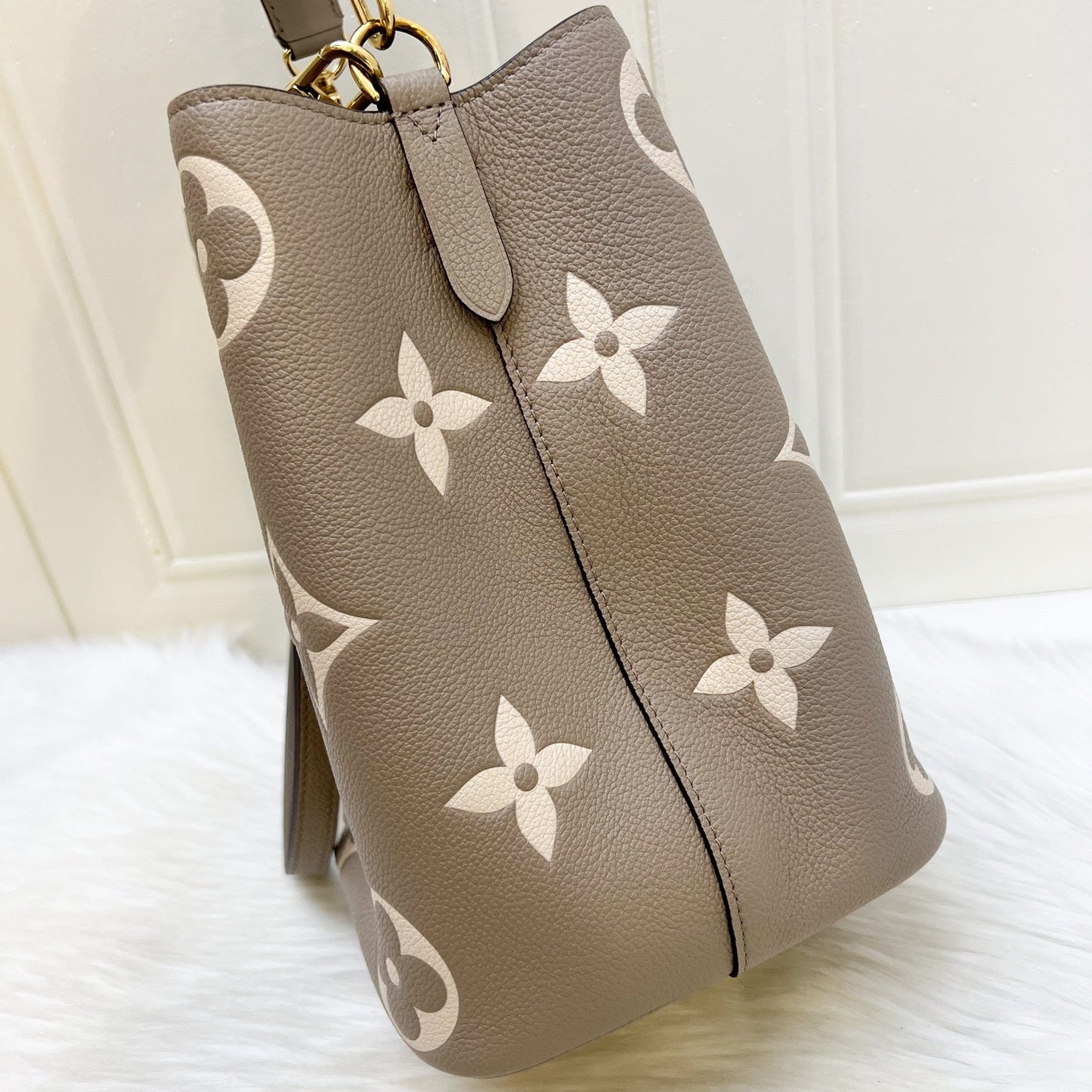 LV NéoNoé MM Bucket Bag in Tourterelle / Crème Monogram Empreinte Leather and GHW