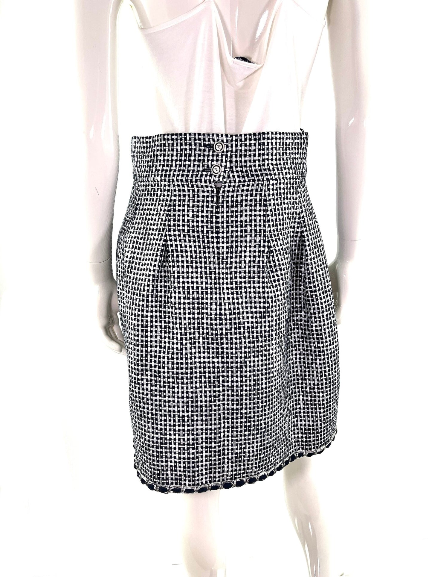 New  CHANEL 16P Black White A Line Knee Length Skirt 42 6