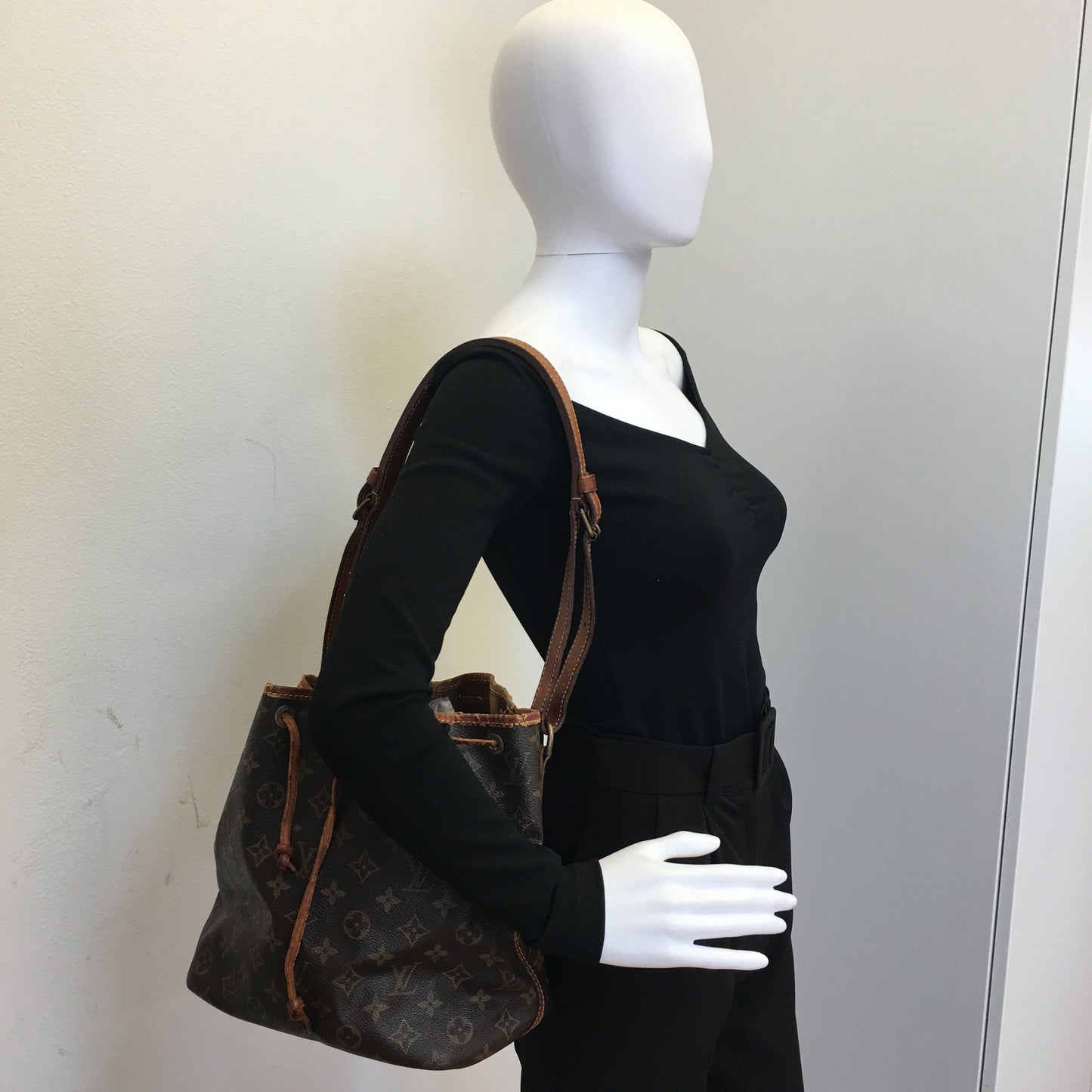 LOUIS VUITTON Noe Shoulder Bag in Brown Canvas