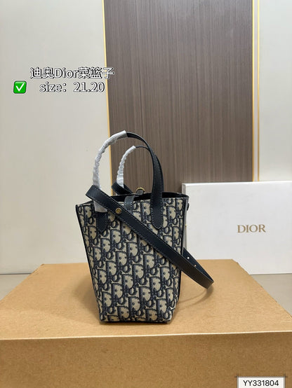 DR530 Small Signature Bucket Bag / 8.5x7.5x4.5inches