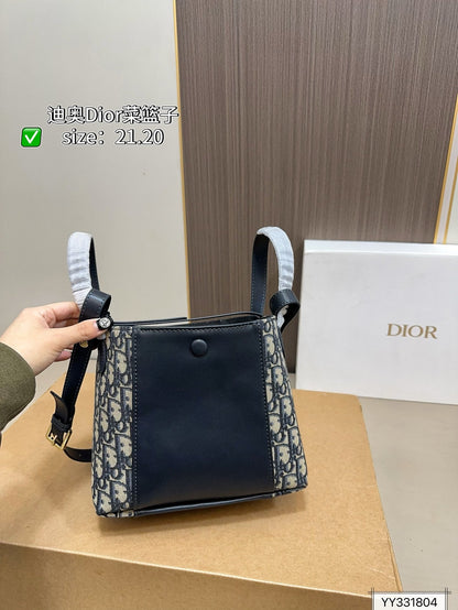 DR530 Small Signature Bucket Bag / 8.5x7.5x4.5inches