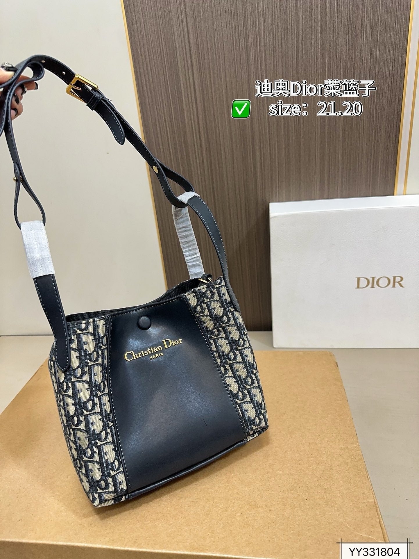 DR530 Small Signature Bucket Bag / 8.5x7.5x4.5inches